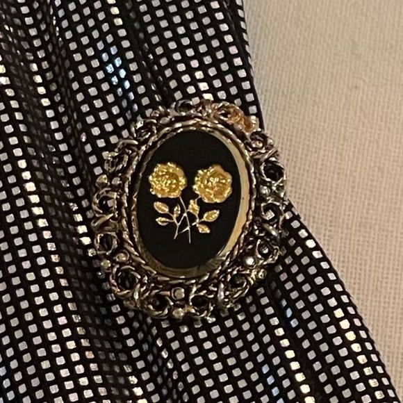 Updated- Vintage gold double rose etched brooch - Picture 4 of 9